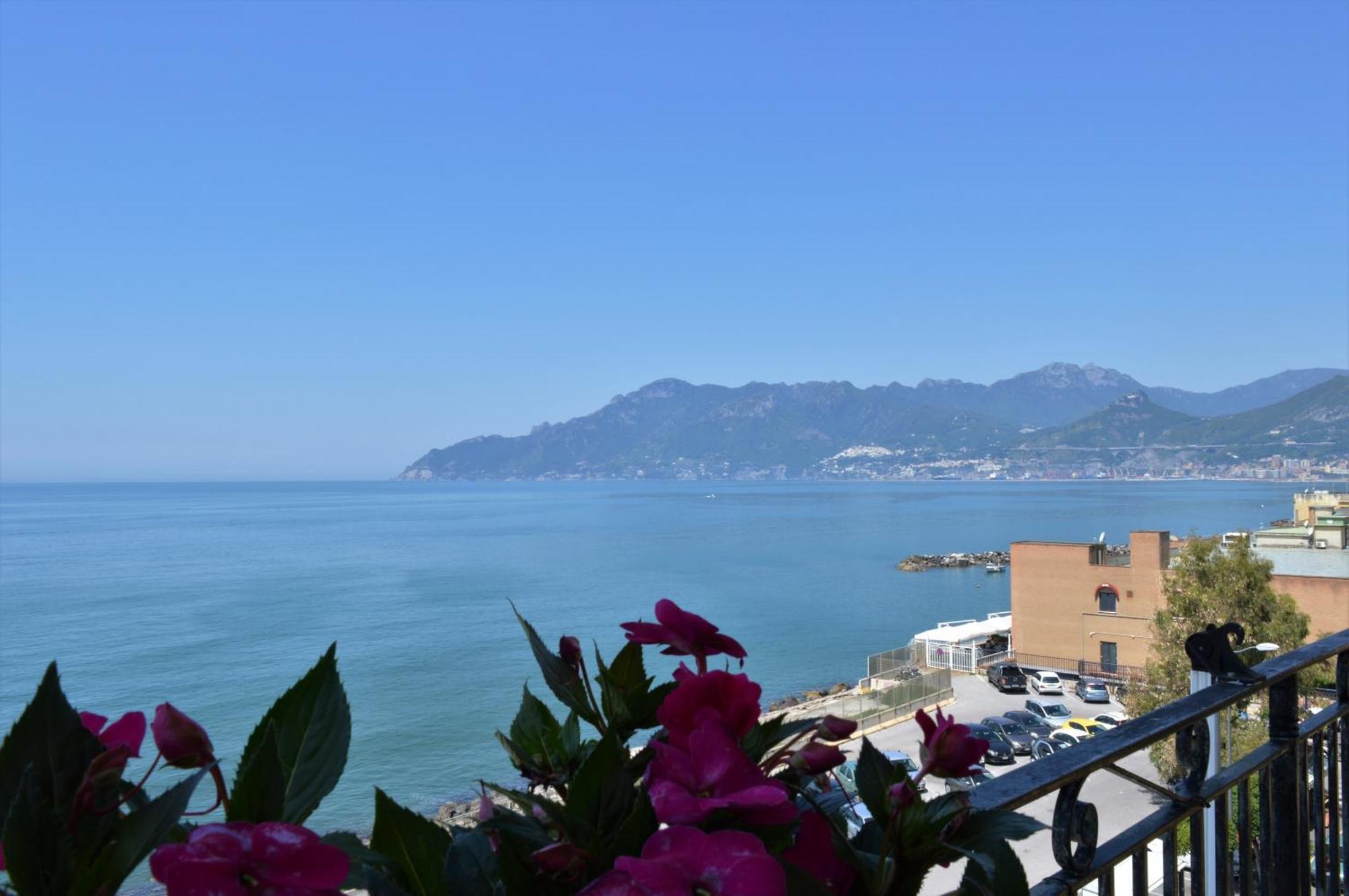 B&B Fronte Del Mare ซาแลร์โน ภายนอก รูปภาพ