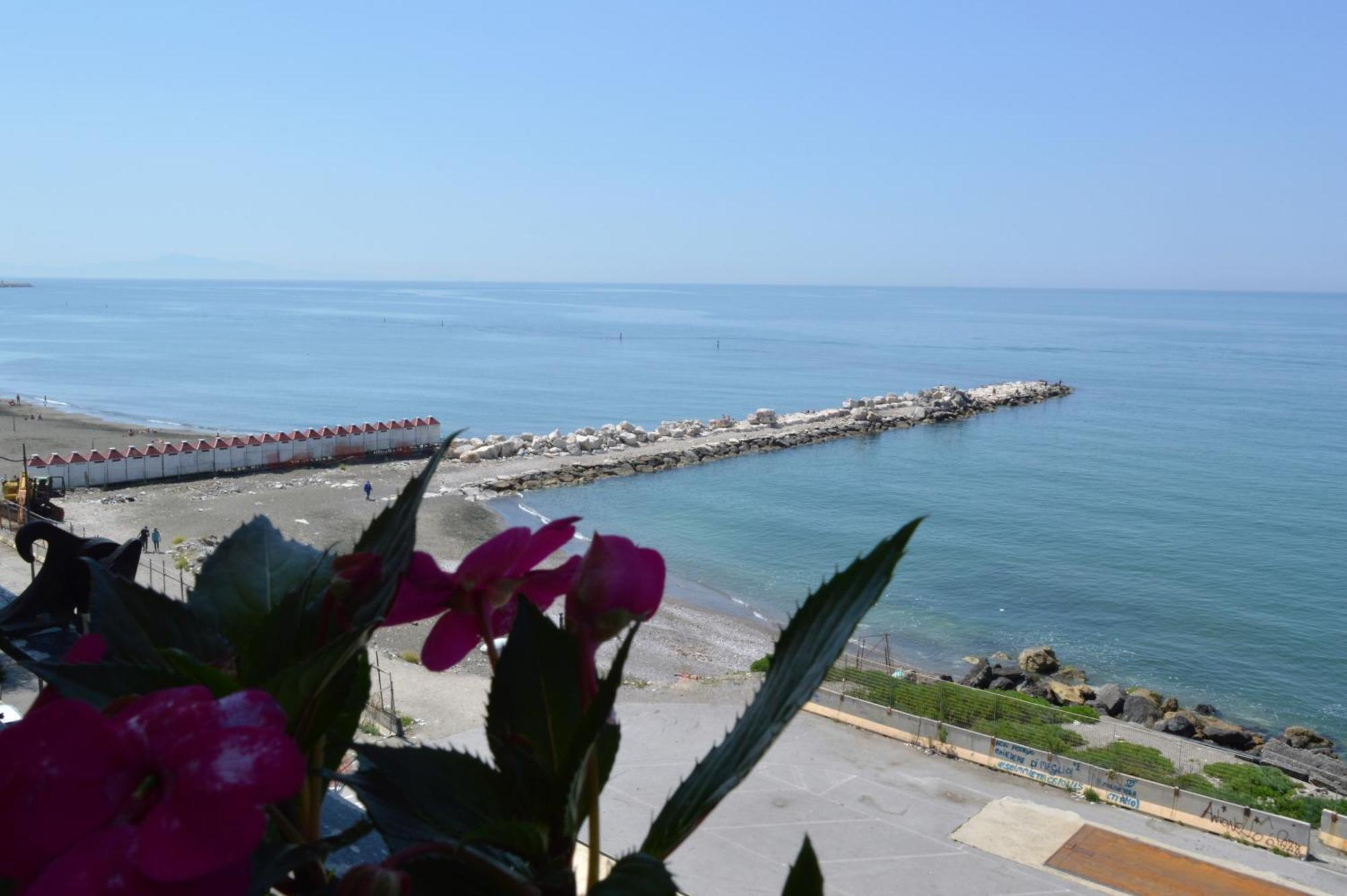 B&B Fronte Del Mare ซาแลร์โน ภายนอก รูปภาพ